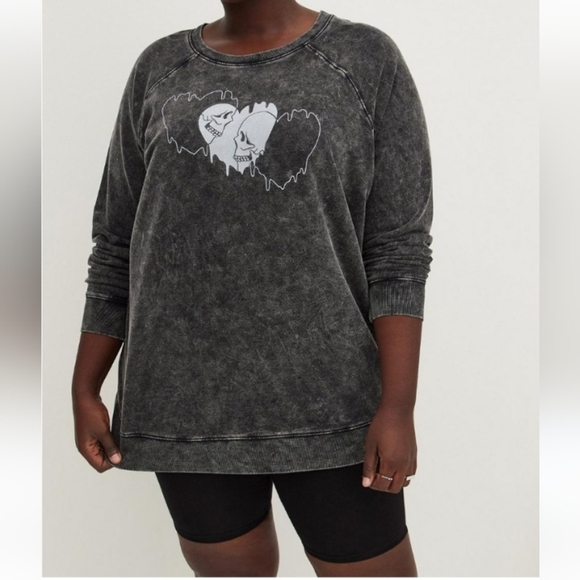 torrid Sweaters - Torrid Raglan Sweatshirt - Ultra Soft Fleece Skull Heart Black Wash